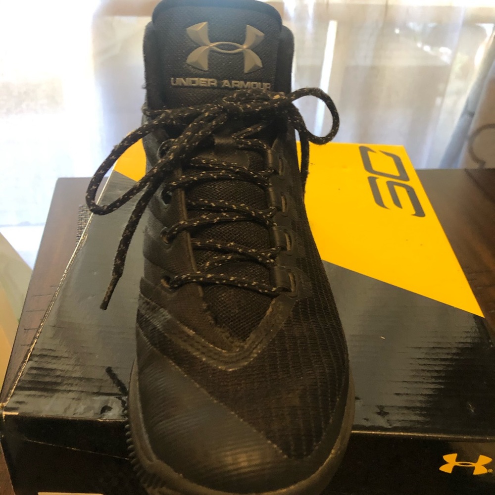 UA CURRY 2.5 (Youth boys/men 7.5)